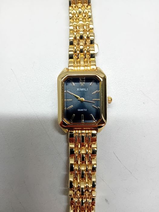 Relogio preto pulseira dourada