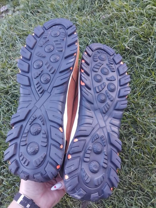 Кросівки коричневі