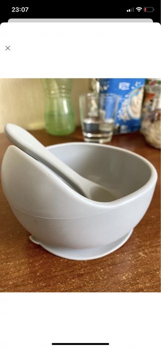 Миска з ложкою