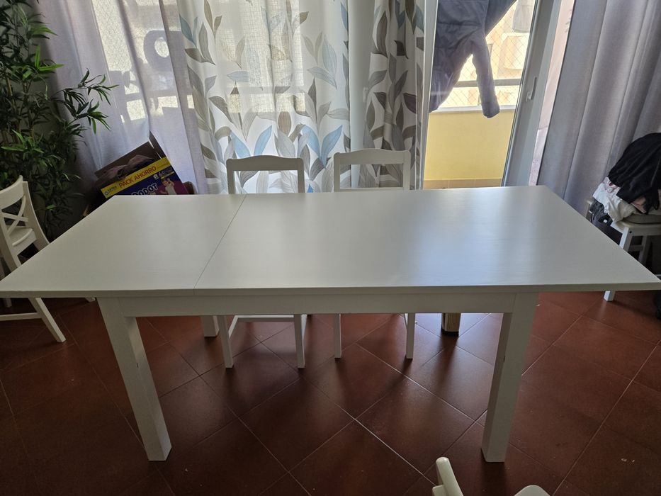 Vendo mesa e 4 cadeiras