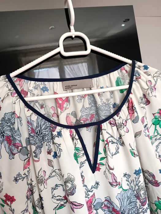 Zwiewna śmietankowa koszula w kwiaty Vero Moda bluzka ściągacz