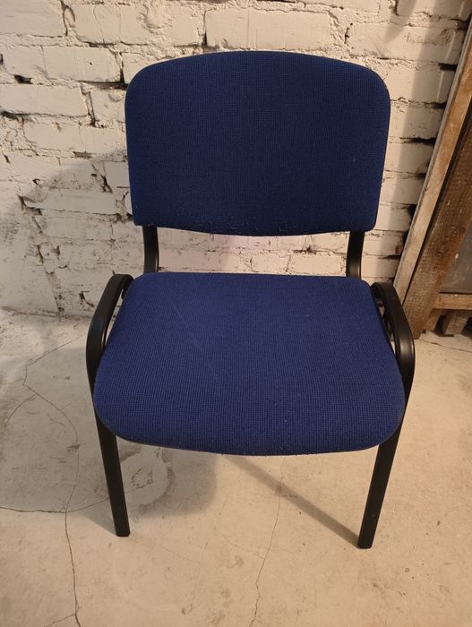 Krzesło tapicerowane biurowe.