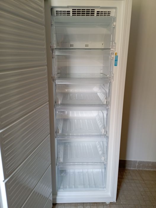 Arca  congeladora vertical, Indesit, no frost
