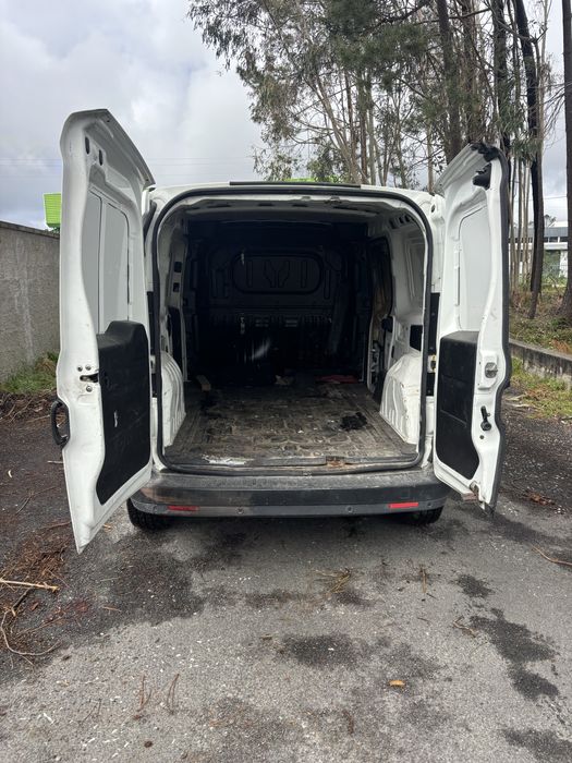Fiat doblo 2011 comercial