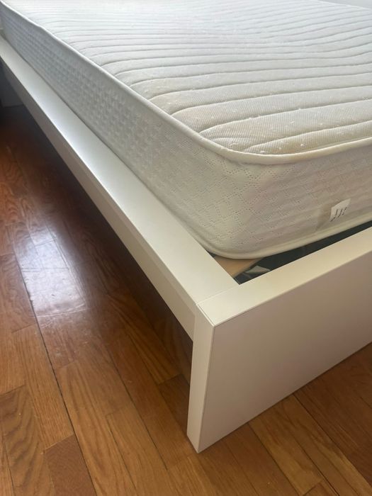 Vendo conjunto Cama + colchão + mesinha cabeceira