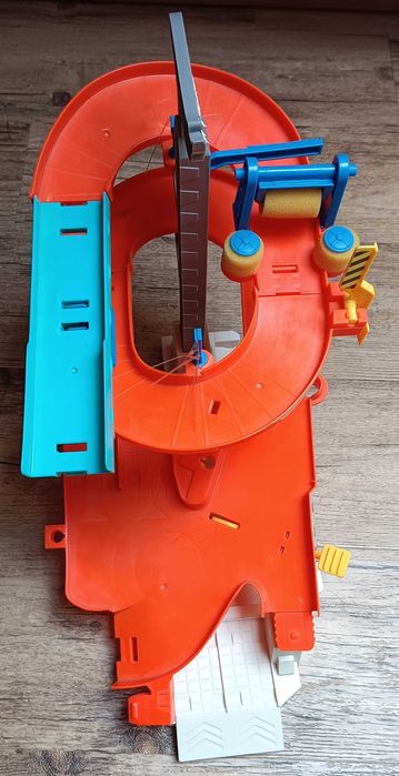Hot Wheels zmotoryzowany garaż