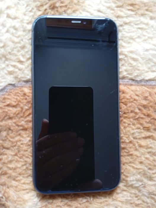 Selling iPhone 11 black