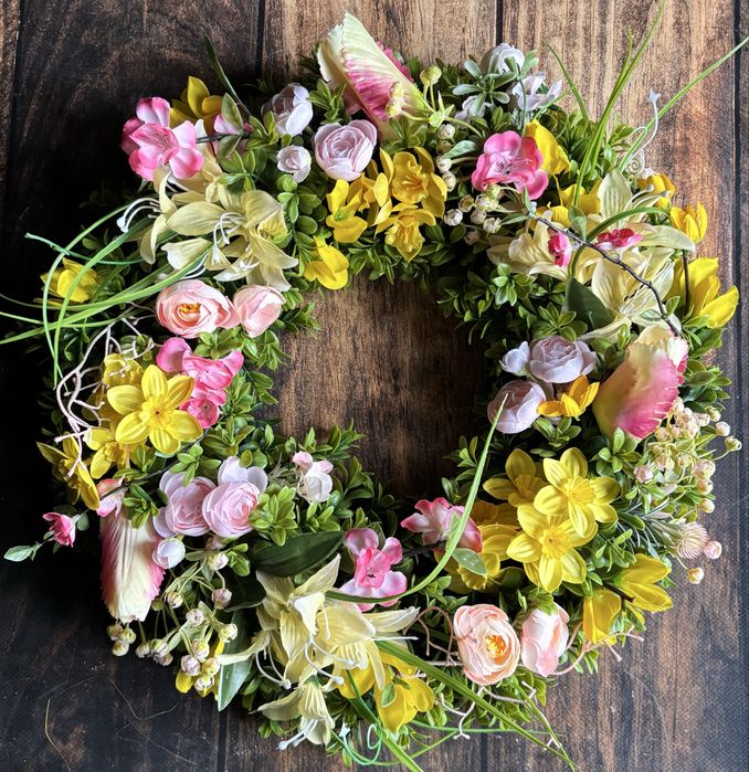 Wianek wiosenny kwiatowy całoroczny stroik na drzwi ścianę stół