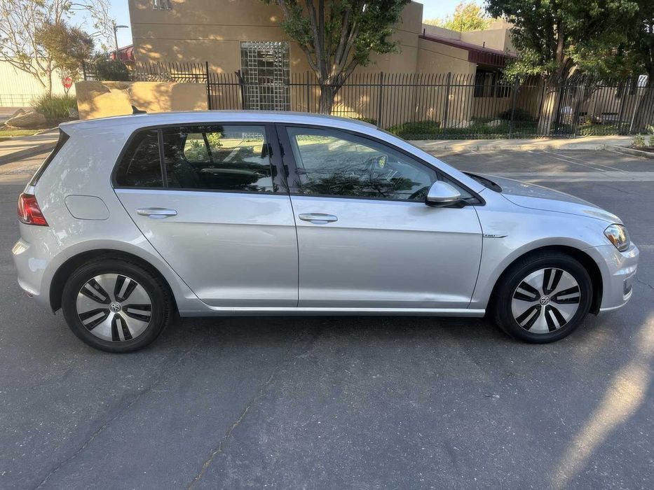 Volkswagen E-Golf      2016
