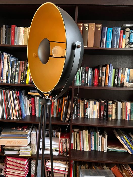 Lampa stojąca stylizowana na fotograficzną