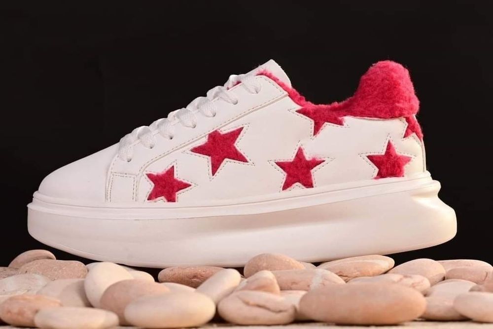 Жіночі утеплені кросівки.