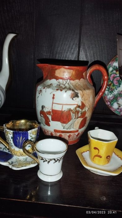 Teapot with two mini mugs