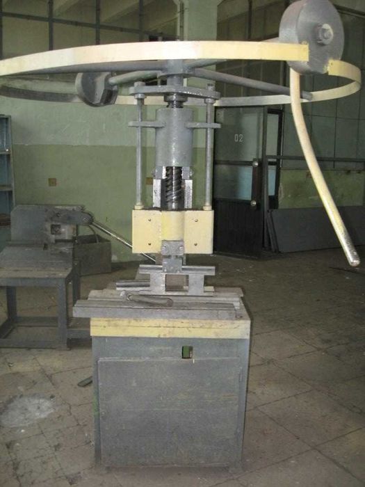 Дровокол - прес ручний гвинтовий.