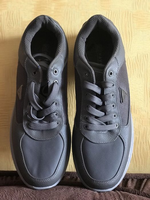 Кроссовки мужские ботинки серые