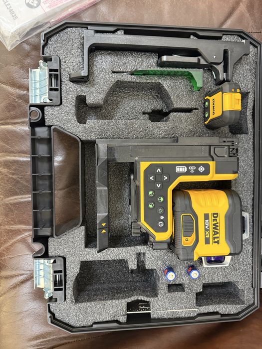 DeWALT DCLE34035B-XJ  професійний лаерний рівень 3х360, з дист. керув.