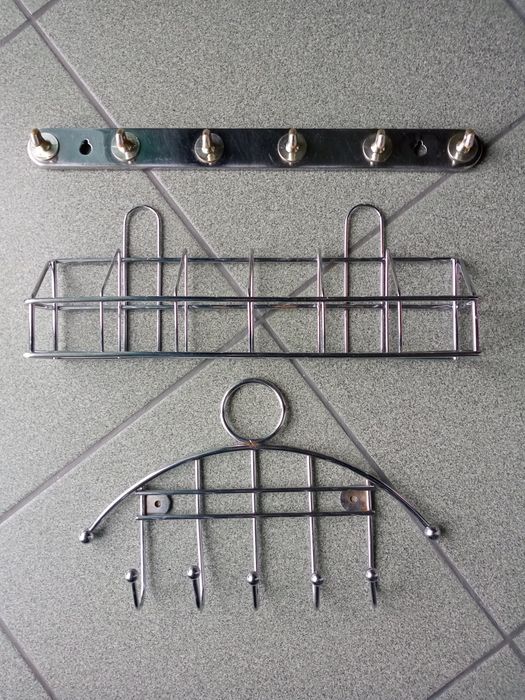 Крючки, вешалка для полотенец или разных мелочей для кухни или ванной.