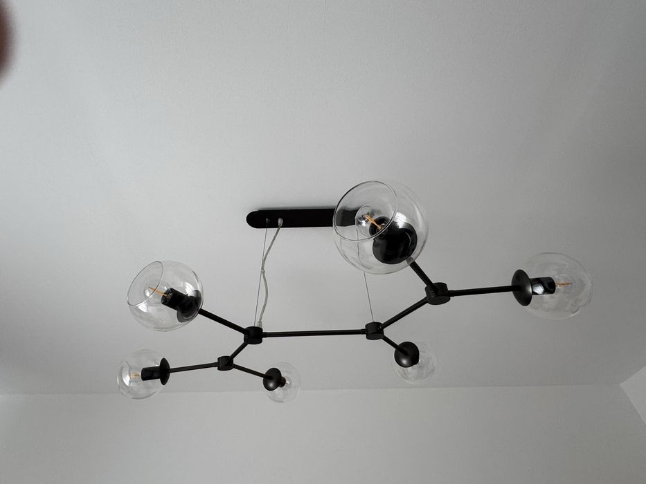 Candeeiro suspenso com estrutura metalica e bolas em vidro