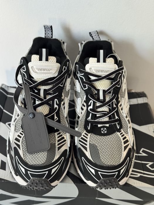 Чорні кросівки Off-White Be Right Back із сірими вставками та фірмовою масивною підошвою.