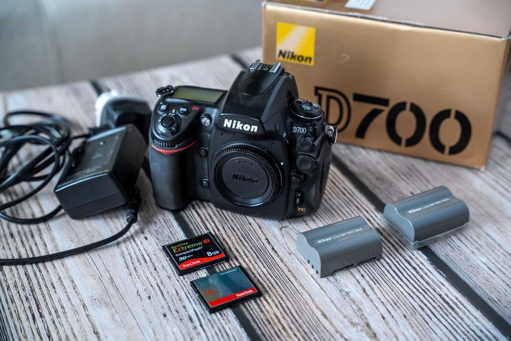 Aparat Nikon D700 body + 2 karty + 2 aku