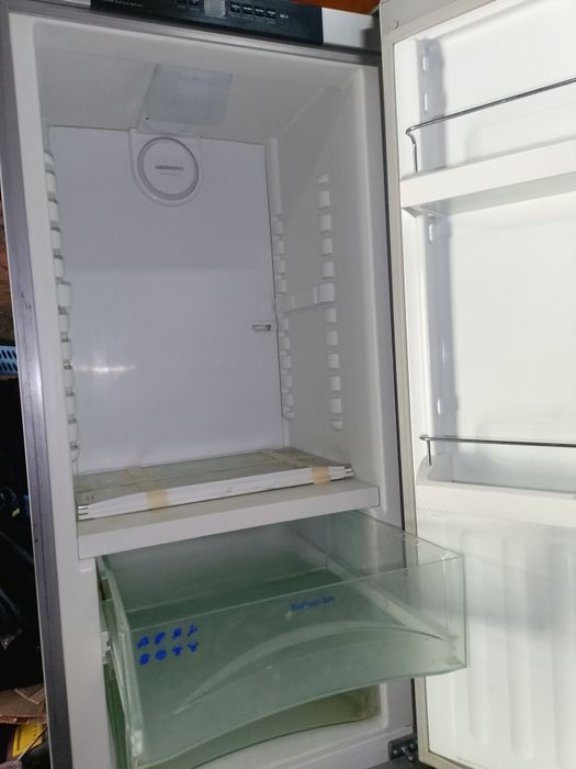 Холодильник Liebherr SBNsef 3733 в робочому стані.