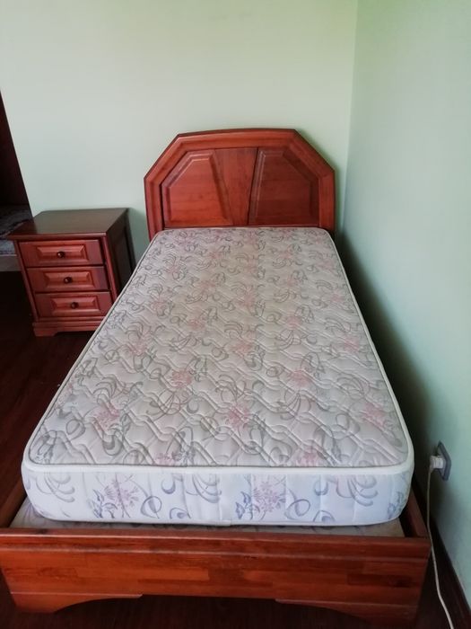 Cama e mesa de cabeceira em cerejeira cor mel
