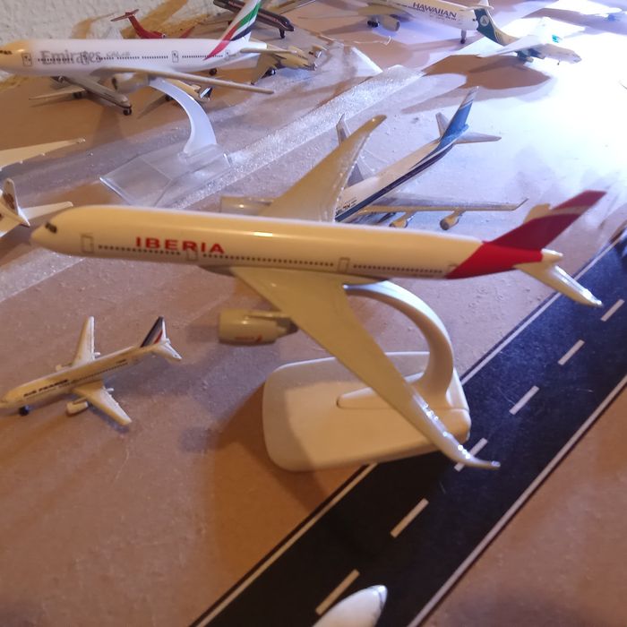 Vários modelos de aviões de miniatura