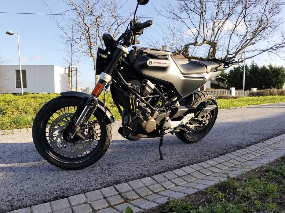 Husqvarna Svartpilen 125 – 2022 – Varios extras incluidos.
