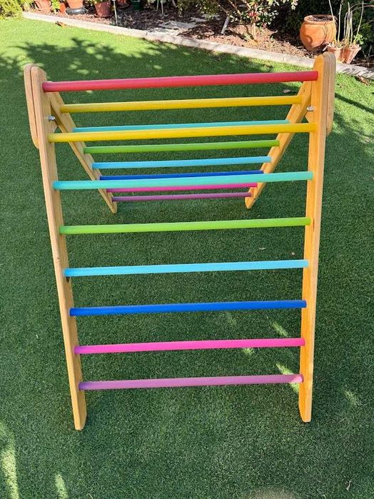 Triângulo de Pikler com prancha de escalada/escorrega colorido