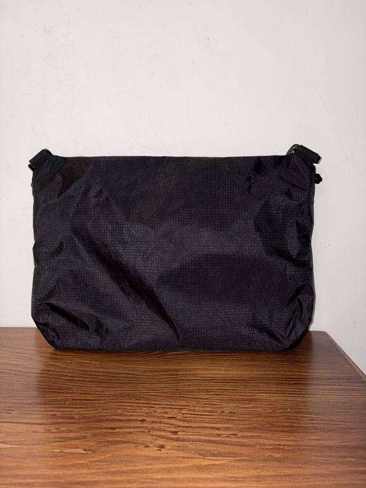 Сумка через плече середнього розміру