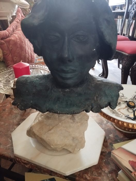 Busto base mármore e pedra giratória