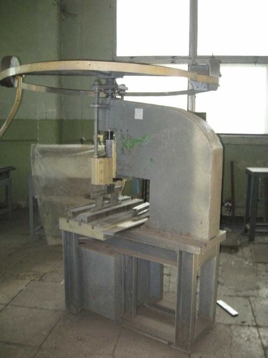 Дровокол - прес ручний гвинтовий.