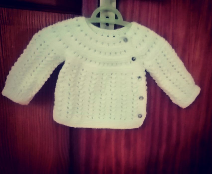 Roupa bebé em tricô à mão