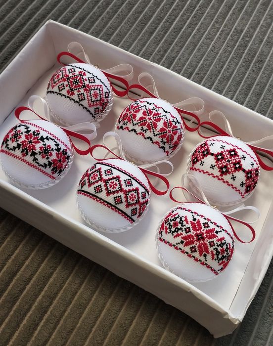 Вишиті новорічні іграшки / кулі з пінопласту