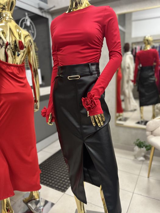 Spódnica z paskiem z ekoskóry