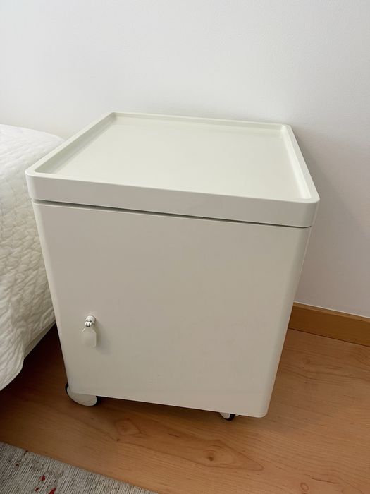 Quarto de casal - cama (estrado e colchao), mesas de cabeceira, comoda