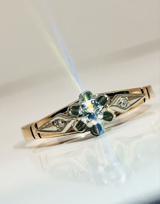 Золотое кольцо с бриллиантом .Золота каблучка з діамантами