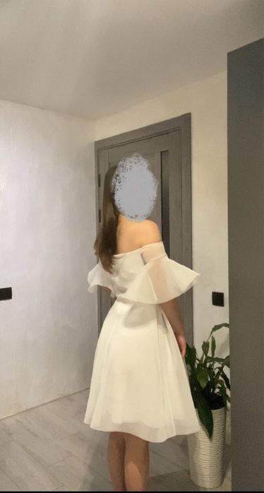 Біла випускна сукня