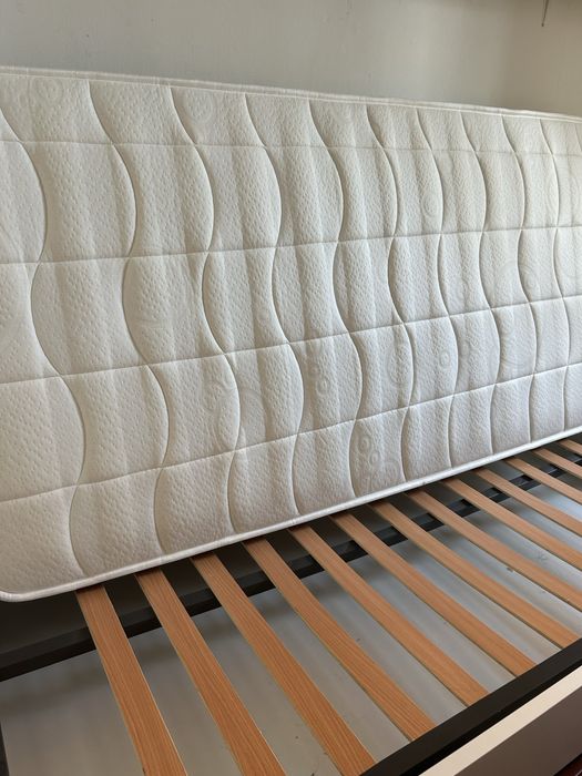 Cama e colchão solteiro