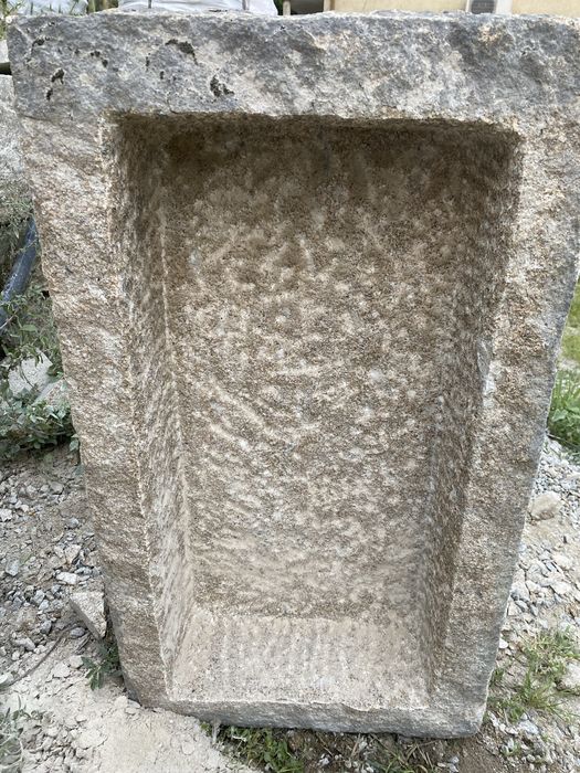 Pia em pedra amarela