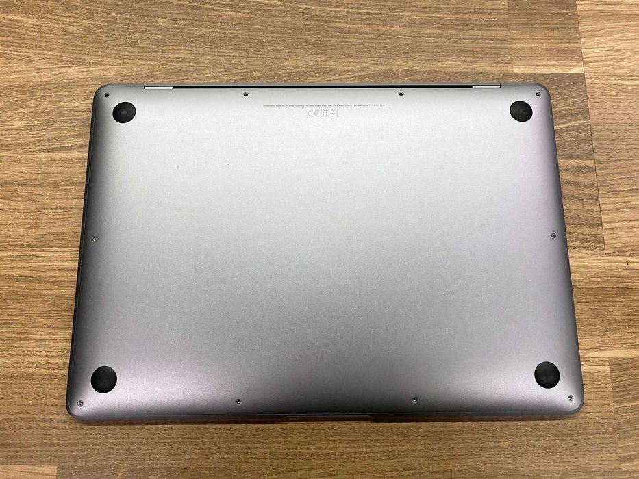 MacBook Air 13 Retina (A1932) -8GB Ram, 128GB SSD, C/carregador