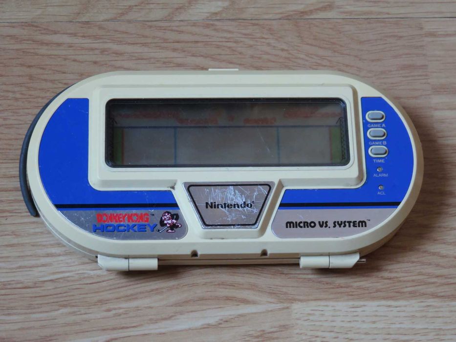 Várias máquinas LCD antigas com preços variados