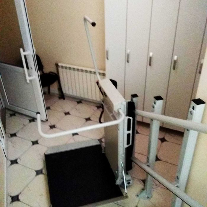 Підіймальна прямолінійна присходова платформа