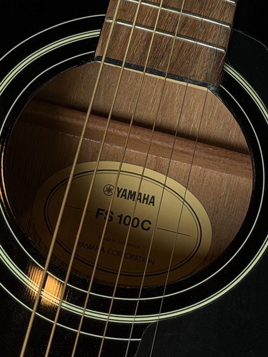 Акустическуя гитара Yamaha FS100C + чехол