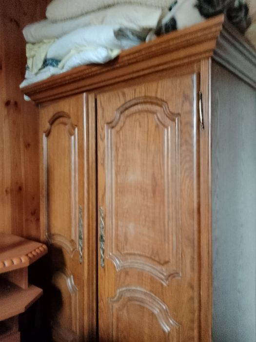 Drewniana szafa  w dawnym stylu