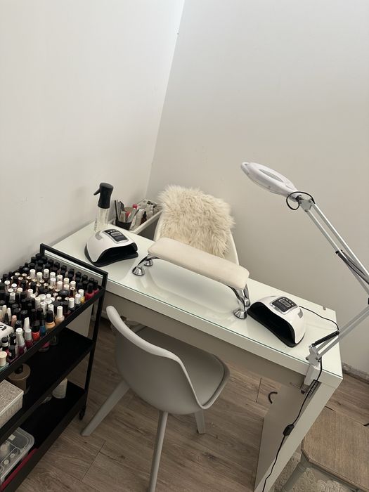 Aluga-se mesa de  manicure