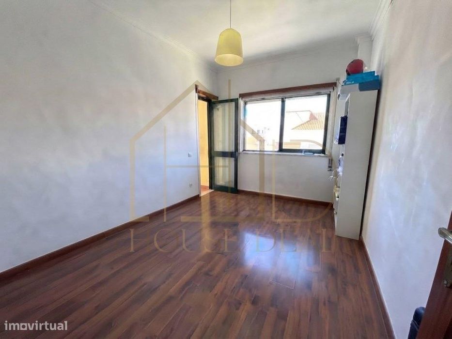 Apartamento T3 com áreas generosas no Centro da Moita