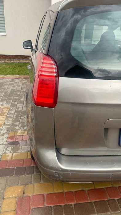 Автомобіль Пежо 5008