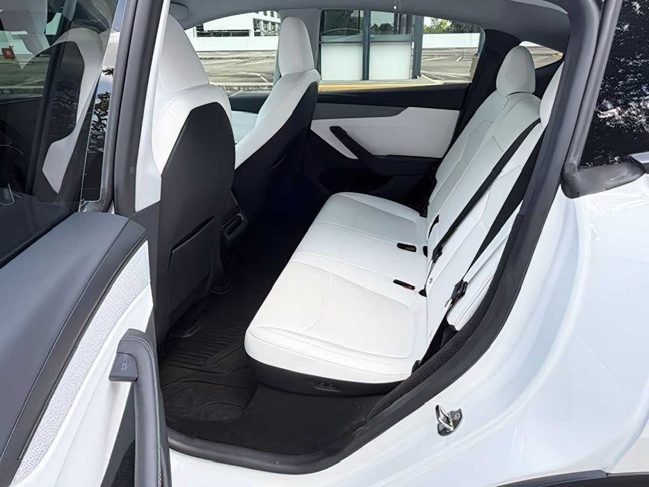 Tesla Model Y      2026
