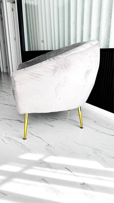 Poltrona em Veludo com pés Metálicos Dourados