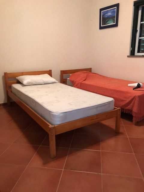 Duas Camas em Pinho em Excelente Estado